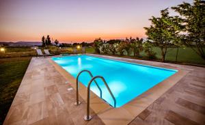Bazén v ubytovaní Martimi Apartments - 200M from Drapanias Beach - Pool - Hot Tub - Sauna - BBQ alebo v jeho blízkosti