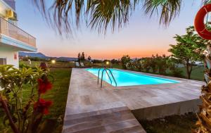 Bazén v ubytovaní Martimi Apartments - 200M from Drapanias Beach - Pool - Hot Tub - Sauna - BBQ alebo v jeho blízkosti