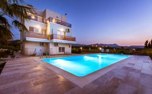 uma villa com piscina em frente a uma casa em Martimi Apartments - 200M from Drapanias Beach - Pool - Hot Tub - Sauna - BBQ em Kissamos