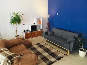 a living room with a couch and a tv at Le Marche Bed & Breakfast in Santiago
