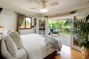 una camera da letto con un letto grande e un balcone di Paia Inn a Paia