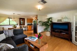 a living room with a couch and a tv at Paia Inn in Paia