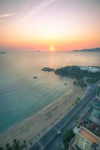 - une vue aérienne sur la plage au coucher du soleil dans l'établissement Building 2A - Oceanus, à Nha Trang
