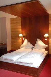 Un pat sau paturi într-o cameră la Le Falken