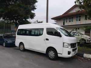 een wit busje geparkeerd voor een huis bij Seri Lagenda Apartment in Kuah