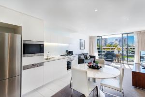 Kuchyň nebo kuchyňský kout v ubytování Peppers Broadbeach