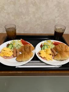 dos platos de comida en una bandeja con dos bebidas en Osyare Kizoku Ichinomiya (Adult Only), en Ichinomiya