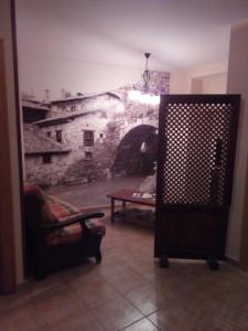 sala de estar con mesa y pared de piedra en Casa Favila, en Potes