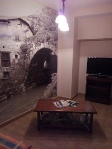 ein Zimmer mit einem Tisch und einem Gemälde eines Tunnels in der Unterkunft Casa Favila in Potes