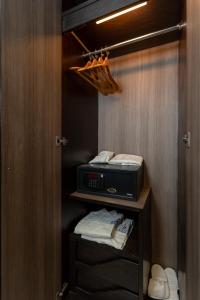 een kamer met een kast en een radio. bij The BluEco Hotel SHA Plus in Kata Beach