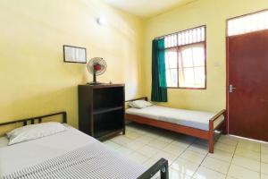 Een bed of bedden in een kamer bij Bali Duta Wisata Beach Inn