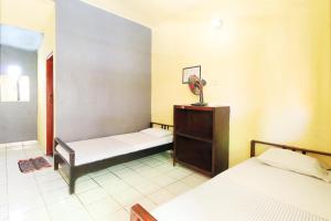 Een bed of bedden in een kamer bij Bali Duta Wisata Beach Inn