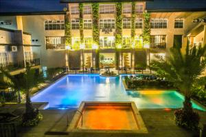 Bazén v ubytování Royale Parc Hotel Tagaytay nebo v jeho okolí