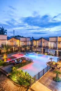 Bazén v ubytování Royale Parc Hotel Tagaytay nebo v jeho okolí