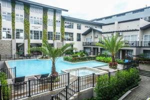 Bazén v ubytování Royale Parc Hotel Tagaytay nebo v jeho okolí