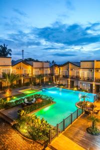 Bazén v ubytování Royale Parc Hotel Tagaytay nebo v jeho okolí