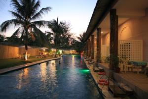 una piscina con luci al centro di una casa di Wild Orchid Beach Resort a Olongapo