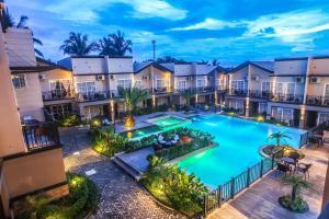 Bazén v ubytování Royale Parc Hotel Tagaytay nebo v jeho okolí