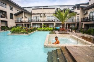 Bazén v ubytování Royale Parc Hotel Tagaytay nebo v jeho okolí
