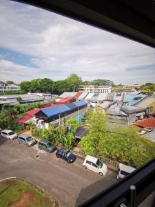 uma vista para uma cidade com carros estacionados num parque de estacionamento em D'Green Hotel Kuching em Kuching