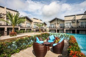 un complejo con piscina, sillas y un complejo en Royale Parc Hotel Tagaytay, en Tagaytay
