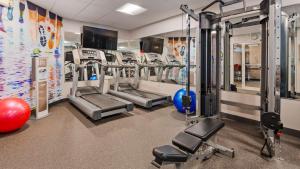 Spordikeskus ja/või sportimisvõimalused majutusasutuses Best Western Plus Hudson I-94