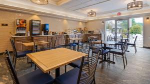 Restoran või mõni muu söögikoht majutusasutuses Best Western Plus Hudson I-94