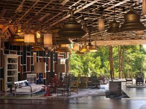 una habitación con un montón de sillas y luces en Hotel Indigo Bali Seminyak Beach, an IHG Hotel en Seminyak