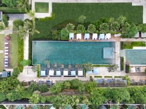 einen Luftblick auf ein Resort mit einem Pool in der Unterkunft Hotel Indigo Bali Seminyak Beach, an IHG Hotel in Seminyak