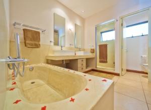 Koupelna v ubytování Bon Azur Beachfront Suites & Penthouses with LOV
