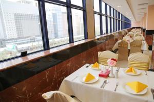 Un restaurante o sitio para comer en Sama Al Deafah Hotel