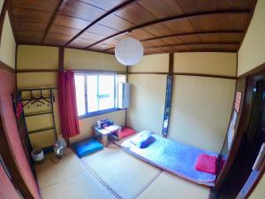ein Zimmer mit 2 Betten und Blick über die Decke in der Unterkunft Benidaruma - Ichigo Daifuku in Kyoto