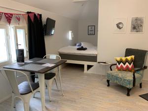 um pequeno quarto com uma cama, uma mesa e cadeiras em Green Door Apartments em Jyväskylä