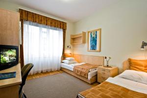 Postel nebo postele na pokoji v ubytování Hotel Kerpely