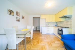 cocina y comedor con mesa y sillas en Cro Behar 1 Apartment, en Zagreb