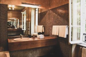 La salle de bains est pourvue d'un lavabo et d'un miroir. dans l'établissement La Passerelle de Pont-Aven, à Pont-Aven
