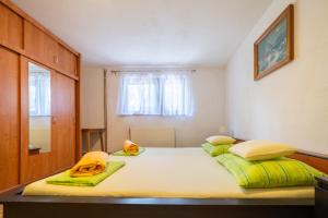 1 dormitorio con 2 camas y toallas amarillas. en Cro Behar 1 Apartment, en Zagreb