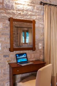 TV a/nebo společenská místnost v ubytování Enastron Villas