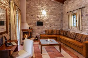 TV a/nebo společenská místnost v ubytování Enastron Villas