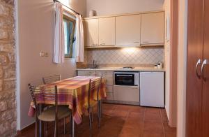 Kuchyň nebo kuchyňský kout v ubytování Enastron Villas