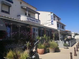 a building with plants on the side of it at Le Dauphin Bleu in Saintes-Maries-de-la-Mer