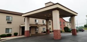 バタビアにあるFairBridge Inn & Suites Batavia-Darien Amusement Parkの大きな建物を有するホテル駐車場