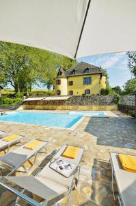 The swimming pool at or close to Château de Salles