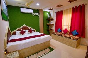 Letto o letti in una camera di The Hideout Agra - Homestay near Taj