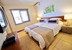 Postel nebo postele na pokoji v ubytování Bon Azur Beachfront Suites & Penthouses with LOV