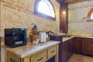 Kuchyňa alebo kuchynka v ubytovaní Medieval Relais - Top location