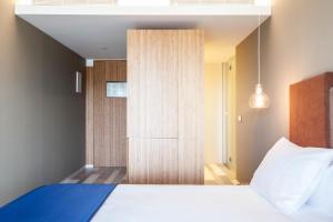ein Schlafzimmer mit einem Bett und einer Tür zu einem Schrank in der Unterkunft Ocean Drive Talamanca in Talamanca