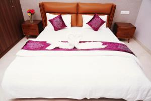 Ένα ή περισσότερα κρεβάτια σε δωμάτιο στο UNNATHI SUITES