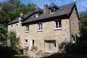 una antigua casa de piedra con techo negro en Moulin de Bray - Chambres d'hotes et hébergement Insolite, en Vieux-Vy-sur-Couesnon