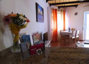 a living room with a vase of flowers on a counter at Cantinho Das Estrelas, Luz Lagos in Luz